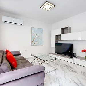Appartamento Cosy Steps To St George's Bay, San Giuliano